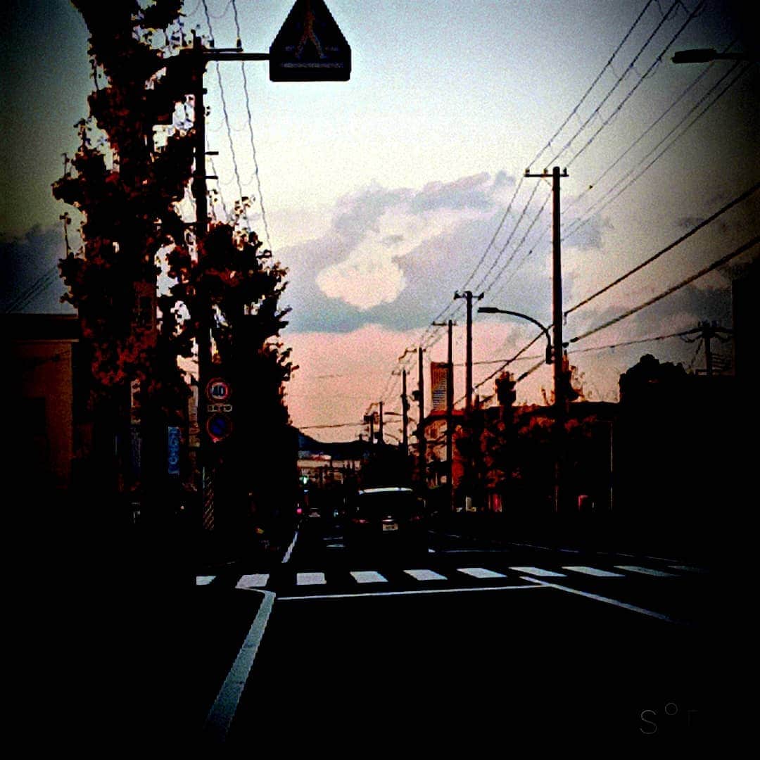 松本隆博のインスタグラム：「。 昨日、夕方。 関西に到着した時にみた雲。 ｢なんだこれ？(◎-◎;)!!変わった雲やん｣。車を路肩に停め写真収めた。  この1時間後僕は一切のカギを 忘れてきている事に気がつく。 今思えば雲が教えてくれてんだ。  ……鍵穴。(￣▽￣;)  さ明後日からの大分別府の準備、 リハをやり切ります。  キー付けます(笑)(~_~)  ～人生遊歩道～」