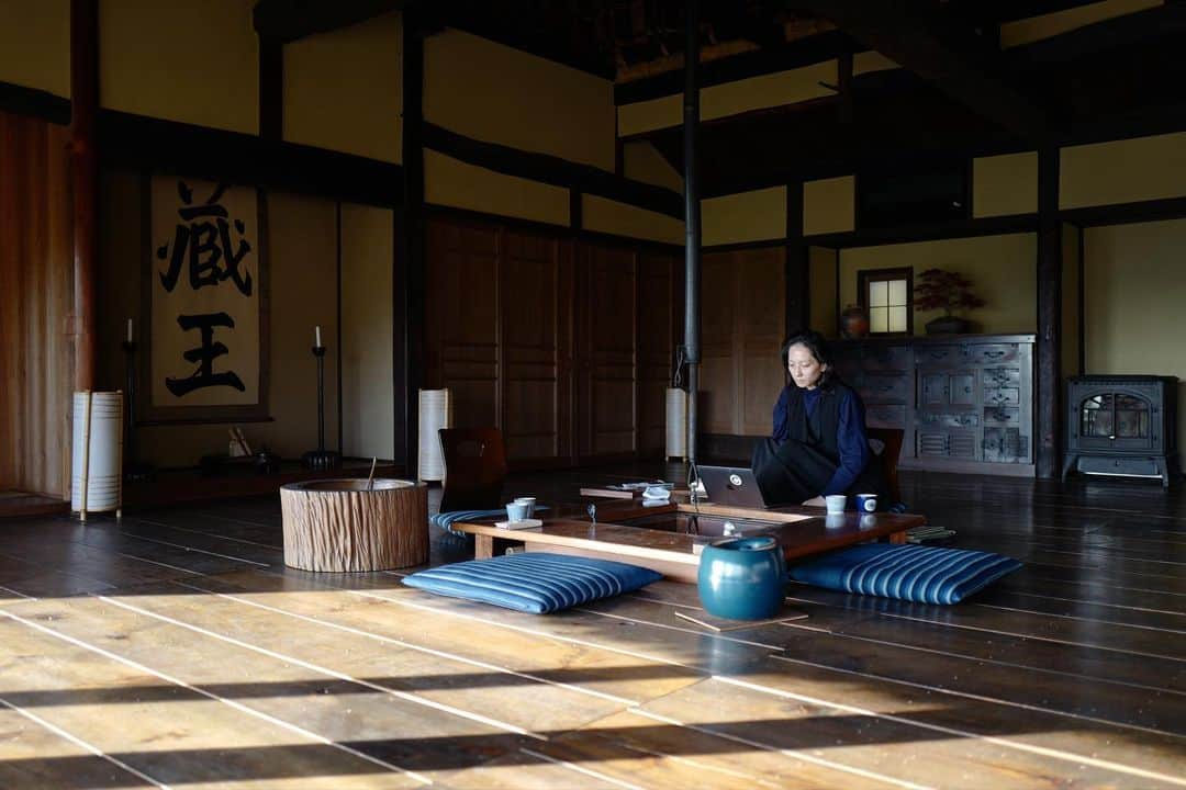 行方 久子 Hisako Namekataさんのインスタグラム写真 - (行方 久子 Hisako NamekataInstagram)「. 棚田を望む一棟貸しのお宿、 ささゆり庵 @mindfulness.japan にお世話になりました。  農家をリノベーションして作られたこのお宿は、 ロケーションも含めて本当に気が良くて。 思考が冴え渡って、身体も快調で食べ過ぎた。笑」11月17日 8時19分 - hisakonamekata