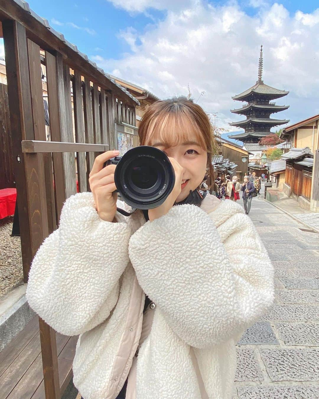 志賀可奈子さんのインスタグラム写真 - (志賀可奈子Instagram)「初めて自分で撮影&レタッチをしました！  【私が今やりたかったこと⑥】です📸  ミスキャン活動が始まってからは撮ってもらう機会がほとんどだったので、逆に撮る側を体験してみたいと思い今回挑戦してみました💪✨  やってみると難しすぎて… カメラマンさんって凄いなぁと改めて実感😷 いつもありがとうございます🙏  ツッコミどころ満載かもしれへんけど…我が子を見るような目で見て頂ければ嬉しいです、、😌🤍  そして！web投票残り2日です🎈 今日と明日で #かなぽち が終わります…！ 本日もポチッと応援、私のプロフィールのURLからお願いします✨  -------------【大切なお知らせ】-------------  今年のミス同志社のファイナルイベントの詳細です👇  ・11/22(日)12:00〜15:00 ・SHOWROOM配信 ・当日票あり  是非最後を見届けて下さい☺️✨  . . .  #初めて企画 #風景画 #一眼レフ #一眼レフ初心者 #カメラ初心者  #ミスキャンパス同志社 #ミスキャンパス同志社2020 #ミスコン #ミス同志社 #京都 #京都観光 #二寧坂 #産寧坂 #清水寺 #kyoto #紅葉」11月17日 8時25分 - kanapan_ya