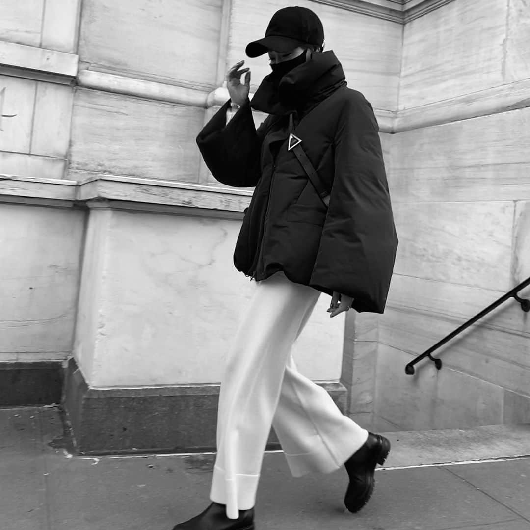 のインスタグラム：「Nov.16 ⛅️8℃/46°F  私達が住むアパートメントのドアマンはスペイン語圏の人なんだけど先日思い切ってスペイン語で話し掛けてみたら以来スペイン語で天気の事や些細な事を話してくれる様になって少し打ち解けた感が嬉しいこの頃。 そして今朝のNYはちょっと寒かった〜  Coat... @jilsander @uniqlo  Pants... @zara  Shoes... @gianvitorossi  Bag... @bottegaveneta  #uniqlojilsander #jilsander #uniqlo #zara #gianvitorossi #bottegaveneta #newbottega」