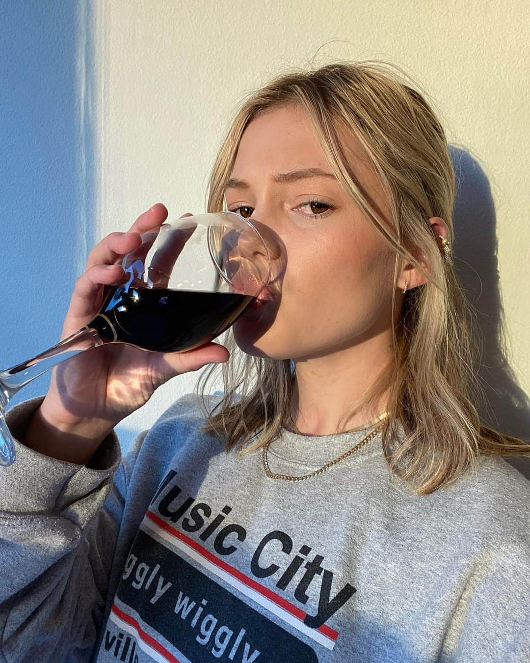 オリヴィア・ホルトさんのインスタグラム写真 - (オリヴィア・ホルトInstagram)「u know what wine it iiisss」11月17日 8時27分 - olivia_holt