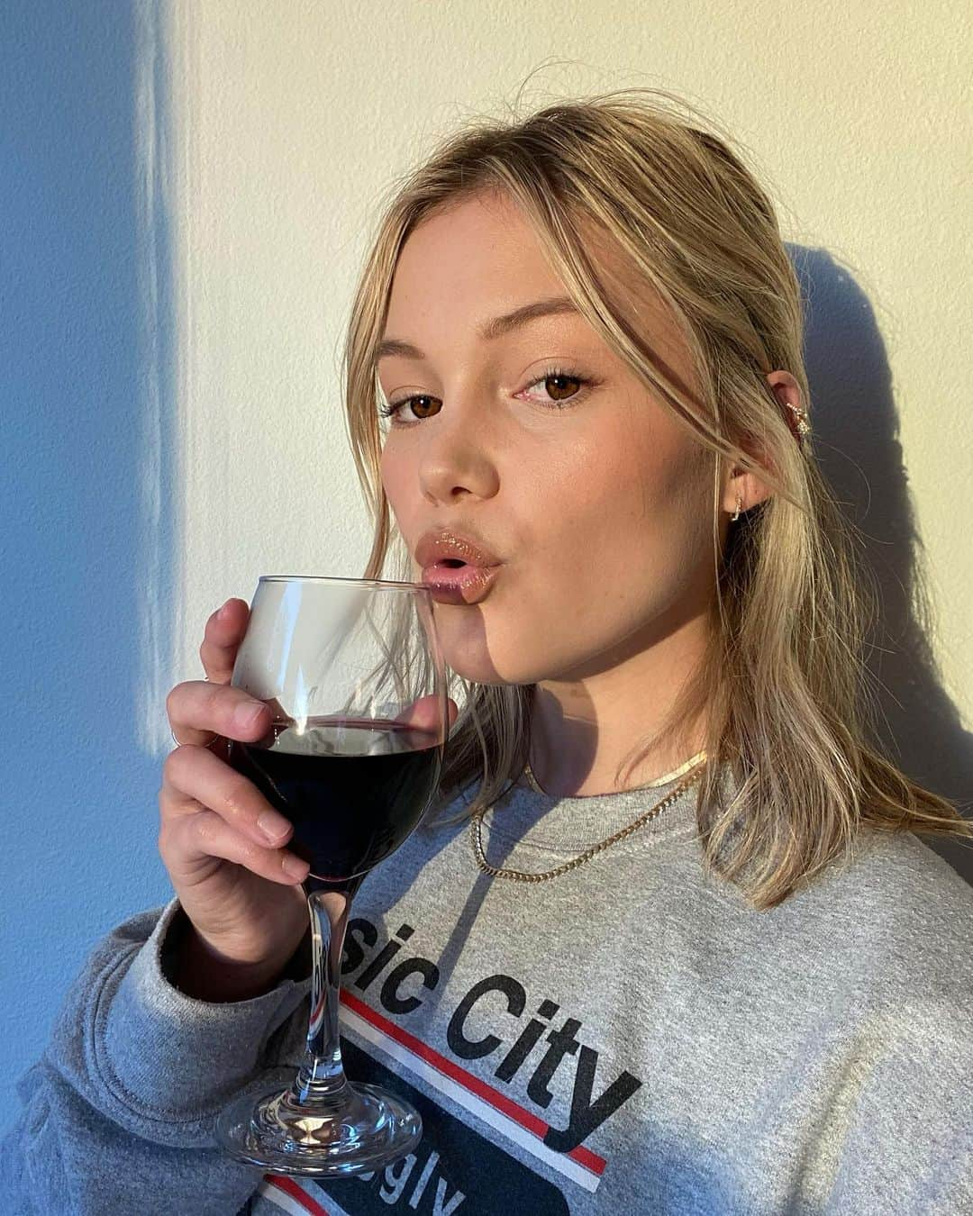 オリヴィア・ホルトさんのインスタグラム写真 - (オリヴィア・ホルトInstagram)「u know what wine it iiisss」11月17日 8時27分 - olivia_holt