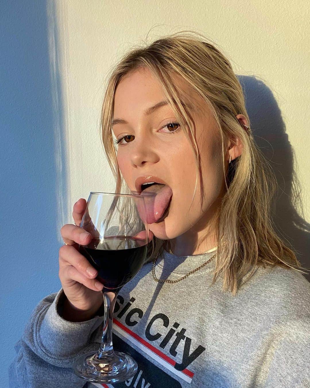 オリヴィア・ホルトのインスタグラム：「u know what wine it iiisss」
