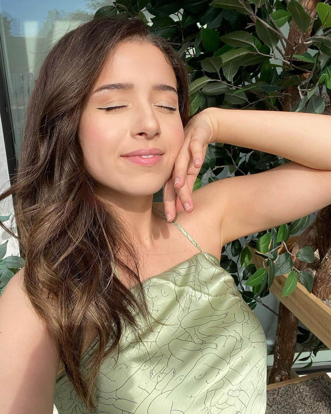 Pokimaneさんのインスタグラム写真 - (PokimaneInstagram)「naked babes 💚」11月17日 8時39分 - pokimanelol