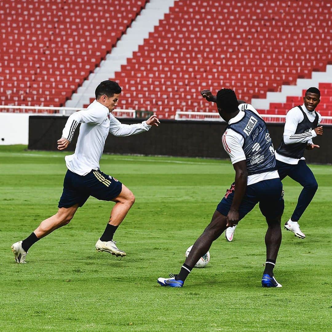 サッカー コロンビア代表チームのインスタグラム：「📸 Imágenes de nuestra última jornada de trabajo antes del partido 🆚 🇪🇨 🙌🏼⚽  #VamosColombia 🇨🇴」