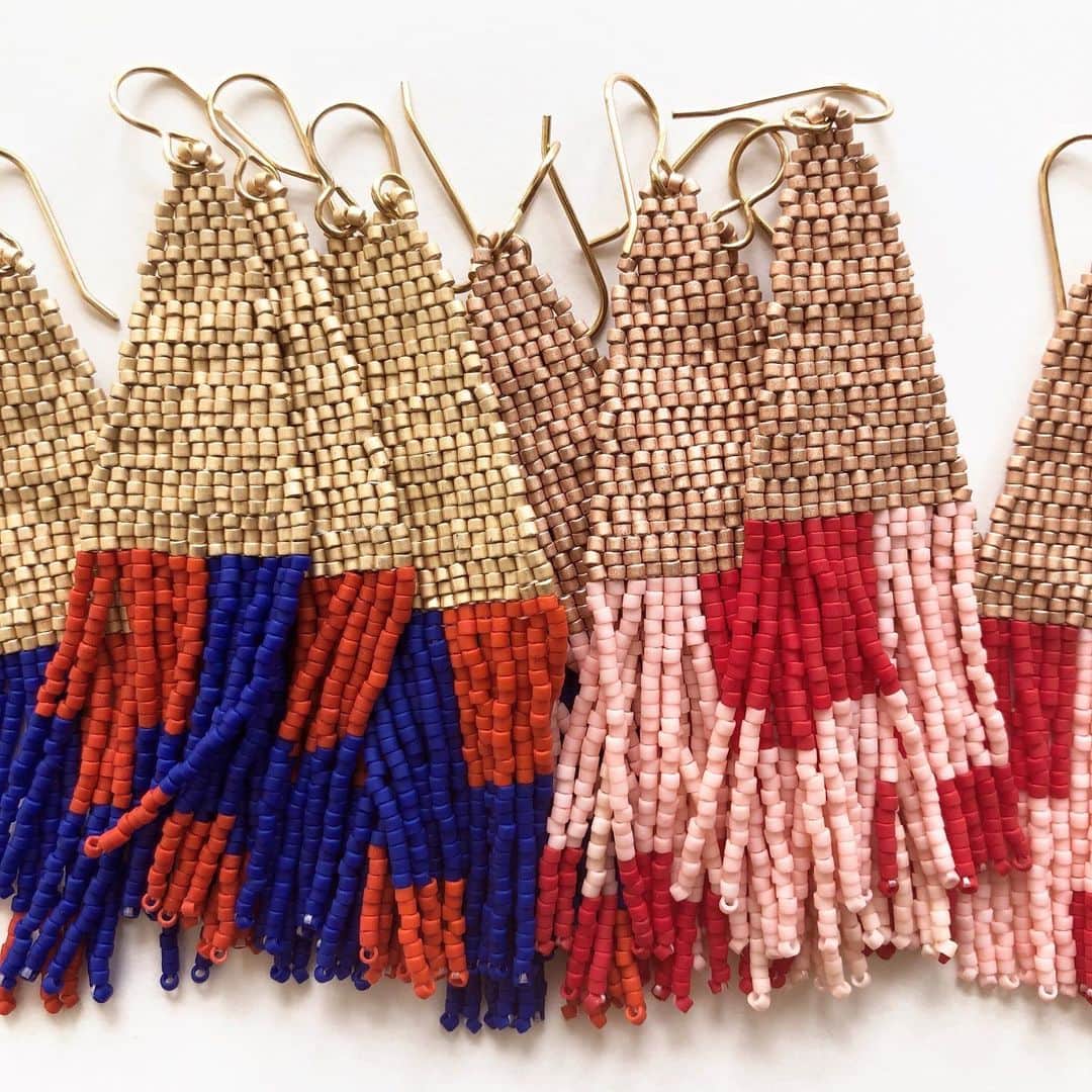 Grace Bonneyのインスタグラム：「🙋🏻‍♀️ Halito, friends! Holly from @lillienellbeadworks again. I hope you enjoyed getting to know me and learning about 𝐋𝐈𝐋𝐋𝐈𝐄 𝐍𝐄𝐋𝐋‘s beginnings this morning in the Design*Sponge stories. I will be back again tomorrow to go deeper into my design process, inspiration, and talk about what #beadingismedicine means to me. Thanks for hanging out! ♥️」