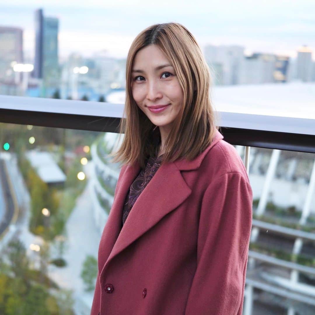 のインスタグラム：「お洋服が好きになって、﻿ 苦手だった﻿ 冬との距離が少しだけ近づいたかも﻿☺️ ﻿ コートやストールやもこもこの素材...﻿ ﻿ 冬しか着れないお洋服を﻿ 今年は楽しんでみようと思います。 ﻿ #冬服 #コート #冬コート #elura  #エルーラ #elura2020fw #冬コーデ」