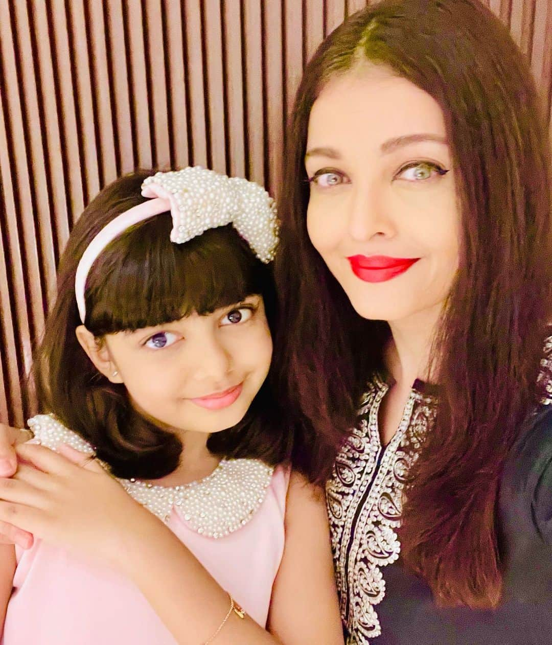 アイシュワリヤー・ラーイさんのインスタグラム写真 - (アイシュワリヤー・ラーイInstagram)「✨🥰😍😘HAPPIEST 9th Birthday the ABSOLUTE LOVE OF MY LIFE, MY DARLING ANGEL AARADHYA ❤️✨😘🤗🌈💖🌟I LOVE YOU Eternally, Infinitely and UNCONDITIONALLY...Forever and Beyond.. GOD BLESS YOU and I thank God every breath I take for YOU in my life🥰💝Love, Love LOVE YOU😘🤗🥰😍❤️🌈🌟💝✨」11月17日 8時42分 - aishwaryaraibachchan_arb