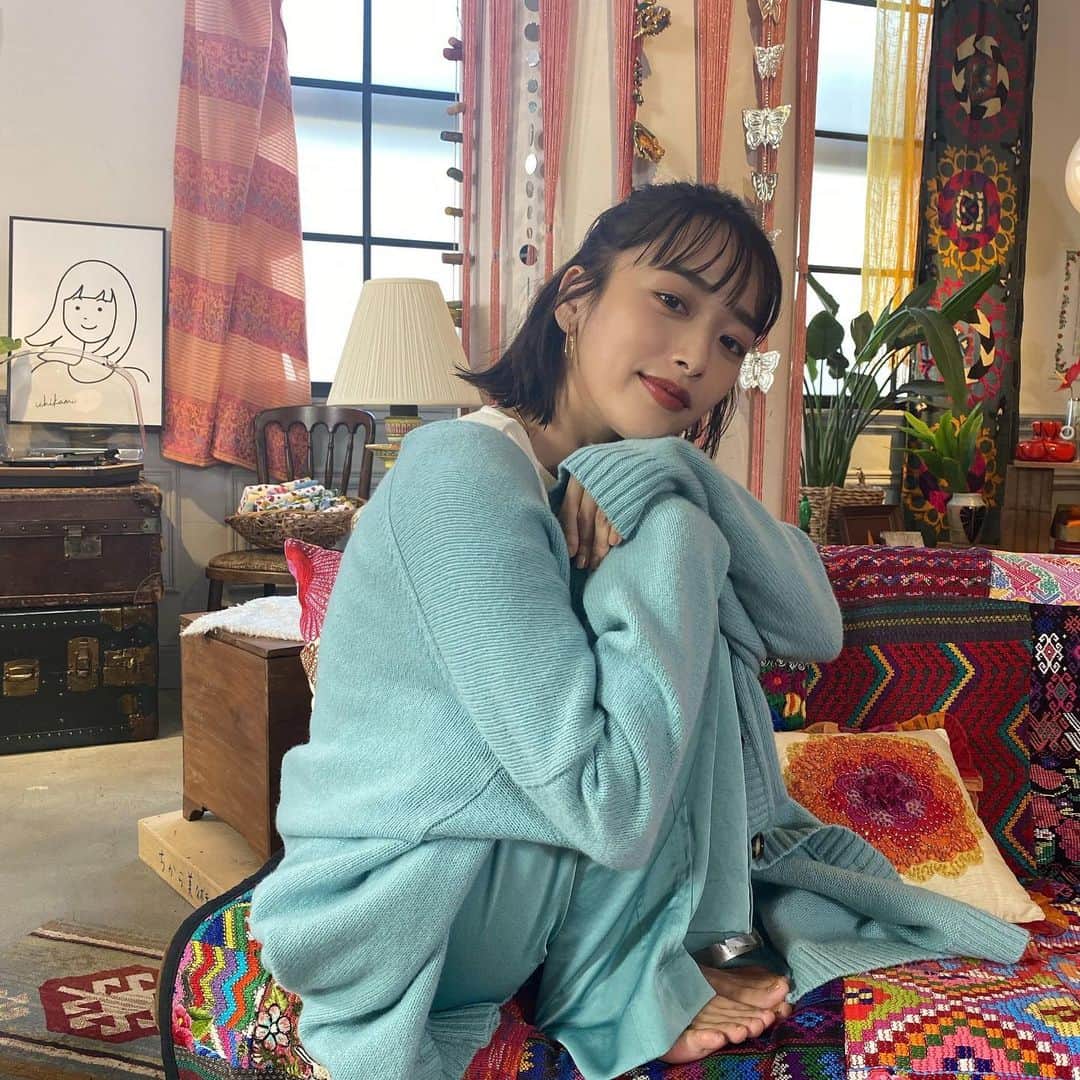 近藤千尋のインスタグラム：「お知らせです💓 イメージモデルさせていただいている 「いち髪」とのシャンプーコラボボトルが11/16に発売されます😍👏 ドラッグストアやWEBストアで是非見つけてみてくださいね❤️  私が担当したのは、濃密W保湿ケアでボトルもお花柄でお風呂に置いても可愛いですっ🌼 「ONE HAIR」公式Instagramアカウント　 @ichikami_kracie  で引き続き番組を配信しているので、こちらもcheckしてみてね💜💜💜」