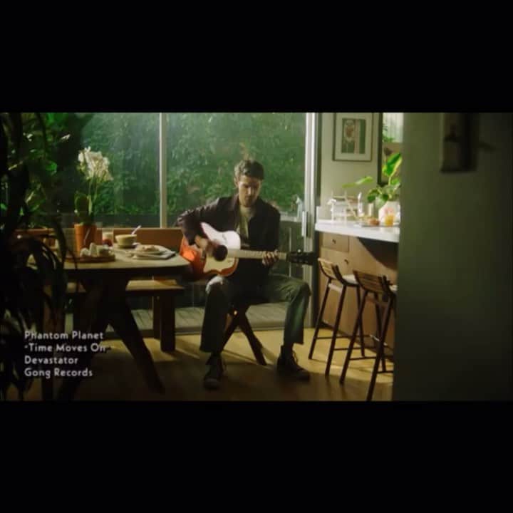 フィービー・トンキンのインスタグラム：「Alex’s new music video for @phantomplanet directed by Max Winkler. Full video on YouTube, link is in my profile. Good Job at being very hot and very talented @alexandergreenwald   ♥️」