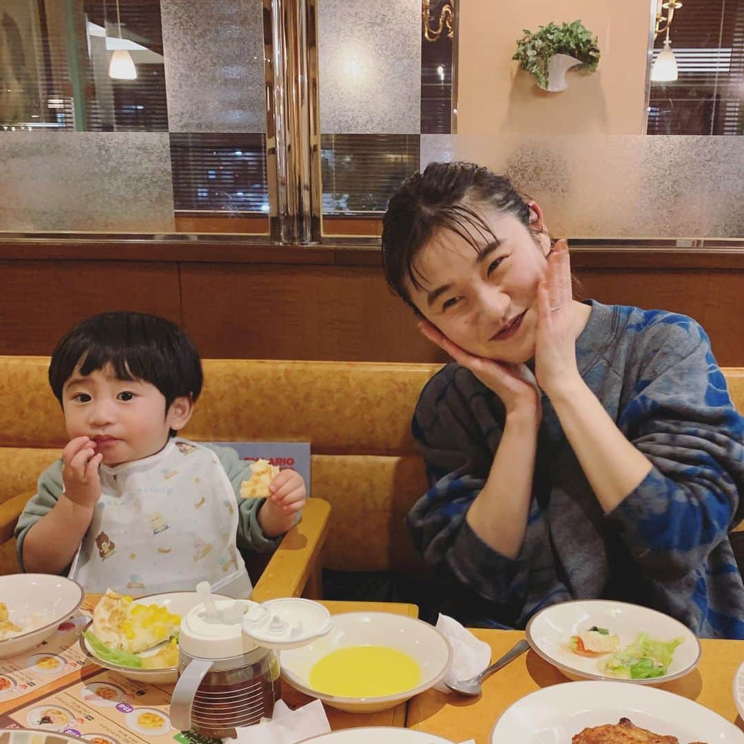 小松美緒のインスタグラム：「たまにの夜は　 お互いおうちでご飯作るのもやめて　 やらなきゃな家事も忘れて こうやってファミレスで　 喋りながら好きなもの食べて　 最高の贅沢だなぁ〜〜〜って　  こんな可愛い親子とのこないだのdinner🍽   @mariutsugi とたいら♡  イカ墨パスタ🍝食べたら、紫リップつけてるみたいで可愛い♡」