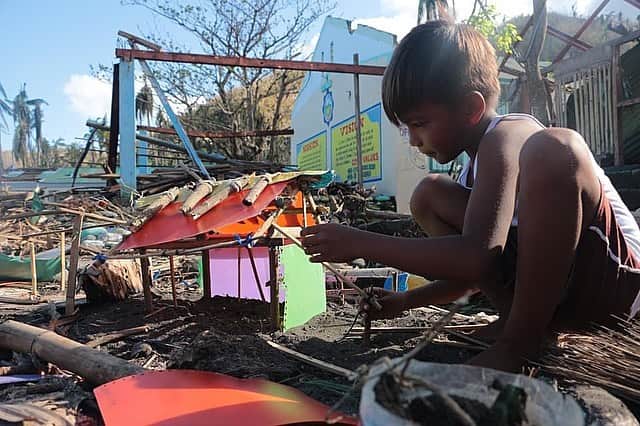 アン・カーティスのインスタグラム：「We at UNICEF are deeply concerned for every child across the country who witnessed the destruction of the successive typhoons. For every child who braved the flood, rains, and howling winds to seek safety in evacuation centers. For every child who would have to relive this experience with each typhoon that comes their way.  In any emergency, children are among those who suffer the most. @unicefphils continues to monitor the impact on the lives of families most affected by #RollyPH / #Goni and #UlyssesPH / #Vamco. Thank you to everyone pitching in to help UNICEF reach more typhoon-affected communities with life-saving essentials. Visit https://bit.ly/UNICEFAppeal3 to make a donation. The link is in my bio too!   - I’ve been seeing those who have tagged me in their stories and on twitter with their online donations. Thank you!!!! No matter the amount, it will go a long way. @unicefphils will do what they can to make sure children and their families are given the emergency life-saving supplies they need during this time. It’s so heartbreaking to see them go through this hardship and they need our help. 💙 If you can, visit the link in my bio and donate to UNICEF today.   📷 UNICEF Philippines/2020/Nino Luces (Albay) and Jacques Gimeno (Marikina)」