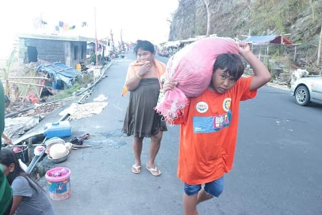 アン・カーティスさんのインスタグラム写真 - (アン・カーティスInstagram)「We at UNICEF are deeply concerned for every child across the country who witnessed the destruction of the successive typhoons. For every child who braved the flood, rains, and howling winds to seek safety in evacuation centers. For every child who would have to relive this experience with each typhoon that comes their way.  In any emergency, children are among those who suffer the most. @unicefphils continues to monitor the impact on the lives of families most affected by #RollyPH / #Goni and #UlyssesPH / #Vamco. Thank you to everyone pitching in to help UNICEF reach more typhoon-affected communities with life-saving essentials. Visit https://bit.ly/UNICEFAppeal3 to make a donation. The link is in my bio too!   - I’ve been seeing those who have tagged me in their stories and on twitter with their online donations. Thank you!!!! No matter the amount, it will go a long way. @unicefphils will do what they can to make sure children and their families are given the emergency life-saving supplies they need during this time. It’s so heartbreaking to see them go through this hardship and they need our help. 💙 If you can, visit the link in my bio and donate to UNICEF today.   📷 UNICEF Philippines/2020/Nino Luces (Albay) and Jacques Gimeno (Marikina)」11月17日 8時53分 - annecurtissmith