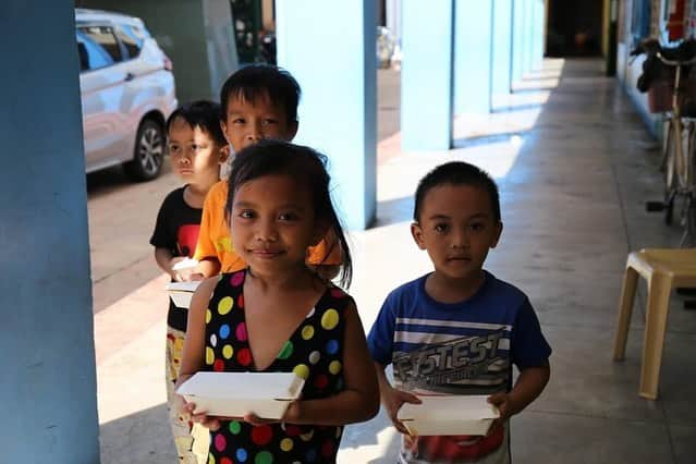 アン・カーティスさんのインスタグラム写真 - (アン・カーティスInstagram)「We at UNICEF are deeply concerned for every child across the country who witnessed the destruction of the successive typhoons. For every child who braved the flood, rains, and howling winds to seek safety in evacuation centers. For every child who would have to relive this experience with each typhoon that comes their way.  In any emergency, children are among those who suffer the most. @unicefphils continues to monitor the impact on the lives of families most affected by #RollyPH / #Goni and #UlyssesPH / #Vamco. Thank you to everyone pitching in to help UNICEF reach more typhoon-affected communities with life-saving essentials. Visit https://bit.ly/UNICEFAppeal3 to make a donation. The link is in my bio too!   - I’ve been seeing those who have tagged me in their stories and on twitter with their online donations. Thank you!!!! No matter the amount, it will go a long way. @unicefphils will do what they can to make sure children and their families are given the emergency life-saving supplies they need during this time. It’s so heartbreaking to see them go through this hardship and they need our help. 💙 If you can, visit the link in my bio and donate to UNICEF today.   📷 UNICEF Philippines/2020/Nino Luces (Albay) and Jacques Gimeno (Marikina)」11月17日 8時53分 - annecurtissmith