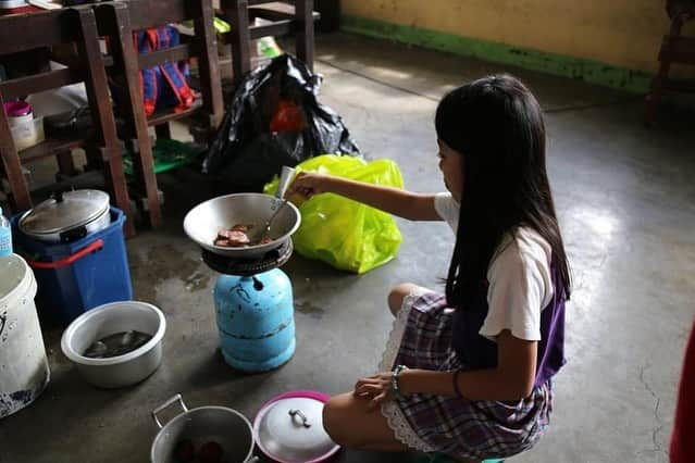 アン・カーティスさんのインスタグラム写真 - (アン・カーティスInstagram)「We at UNICEF are deeply concerned for every child across the country who witnessed the destruction of the successive typhoons. For every child who braved the flood, rains, and howling winds to seek safety in evacuation centers. For every child who would have to relive this experience with each typhoon that comes their way.  In any emergency, children are among those who suffer the most. @unicefphils continues to monitor the impact on the lives of families most affected by #RollyPH / #Goni and #UlyssesPH / #Vamco. Thank you to everyone pitching in to help UNICEF reach more typhoon-affected communities with life-saving essentials. Visit https://bit.ly/UNICEFAppeal3 to make a donation. The link is in my bio too!   - I’ve been seeing those who have tagged me in their stories and on twitter with their online donations. Thank you!!!! No matter the amount, it will go a long way. @unicefphils will do what they can to make sure children and their families are given the emergency life-saving supplies they need during this time. It’s so heartbreaking to see them go through this hardship and they need our help. 💙 If you can, visit the link in my bio and donate to UNICEF today.   📷 UNICEF Philippines/2020/Nino Luces (Albay) and Jacques Gimeno (Marikina)」11月17日 8時53分 - annecurtissmith