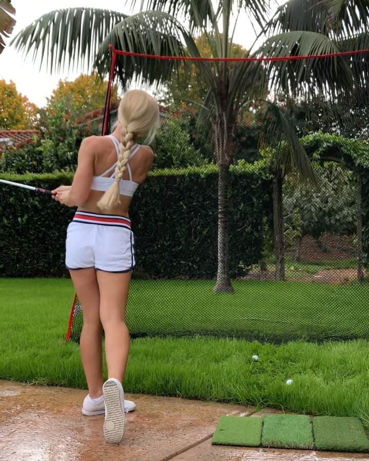 アリサ・ディオミンのインスタグラム：「It’s the freshly overseeded lawn for me. 👀 LINK IN BIO for @rukket_sports nets」
