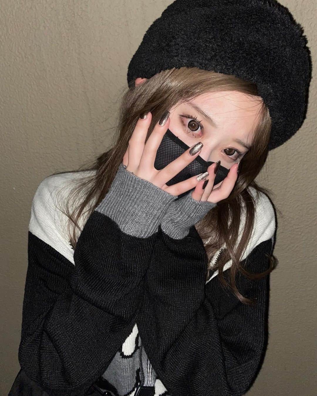 おもてちゃんのインスタグラム：「. 𝔪𝔞𝔤𝔫𝔢𝔱 × 𝔟𝔩𝔞𝔠𝔨 🖤🖤🖤」