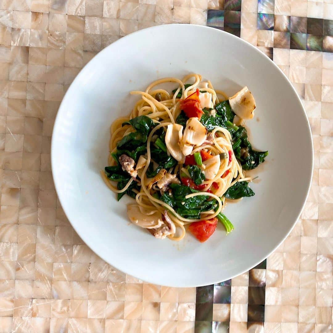ポジリポのインスタグラム：「〜Weekly Pasta〜  【炭焼きヤリイカとちぢみほうれん草のアーリオオーリオ】  加熱することで旨味が高まり、炭で焼き芳ばくしたヤリイカ そして寒い時期限定の野菜「ちぢみほうれん草」 葉の色も通常のものより濃く、厚みもあって茎も太いのが特徴です。 ケッパーの酸味で味をしめ、ちぢみほうれん草は食感を残すよう最後に麺と合わせてます。 沖縄には無い旬の食材を使った一皿です。  ・ ・ ・ 〜Weekly Pizza〜   【自家製ローストポークと県産ビーツのピッツァ】   特有の土臭さが特徴のビーツ ビネガーを入れたお湯で下処理をして食べやすくしました。 ソースは濃度の濃いクレマディパターテ（マッシュポテトに近い）を作り、少しビーツを入れピンク色に。 その上にローストポークを乗せて、甘味　酸味　旨味が混ざり合い冒険したピッツァ  ・ ・ ・ ※ランチタイムのチョイスでお選びいただけます ぜひ、お待ちしております！  #ポジリポ #ポジリポ沖縄 #沖縄ランチ #沖縄イタリアン #沖縄ピッツァ #沖縄パスタ #沖縄ワイン #沖縄グルメ #沖縄食材 #沖縄サンセット #沖縄夕日 #那覇空港 #沖縄旅行 #豊見城 #瀬長島 #ウミカジテラス #gotoキャンペーン #地域共通クーポン  #posillipo #okinawa #okinawatrip #okinawaitalian #okinawasunset #okinawalunch #senagajima  #tomigusuku #foodlover #foodie #goto #gotoeat」