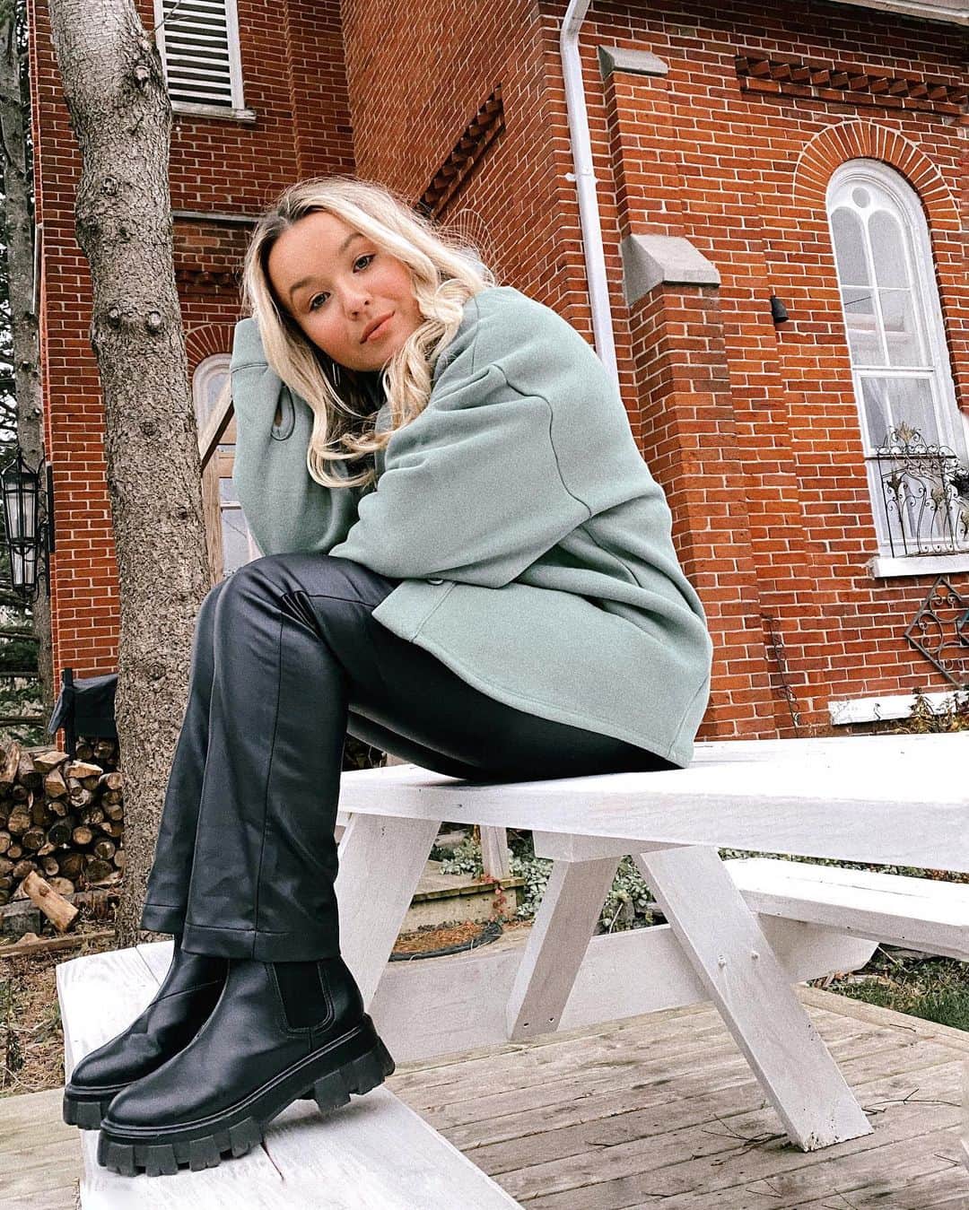 トーリ・ウェブスターのインスタグラム：「Hey Siri, play God’s Plan by Drake 🖤 checking into @theprinceedwardcountychurch for a girls week ✨」