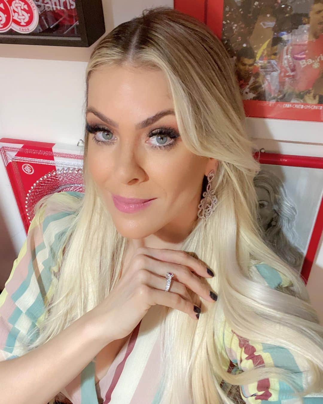 レナータ・ファンのインスタグラム：「Meu camarim é Colorado. Meu coração, também! Pena ver um trabalho de 10 meses ir por terra. A saída do Coudet é um rompimento de estilo de jogo, de conceitos e posicionamentos treinados exaustivamente e de uma filosofia gringa tão desejada. O Abelão é do emocional e da motivação! Ainda não deu certo. Só dois jogos, mas, se vier uma eliminação na Copa do Brasil será uma frustração dura de ser superada com rapidez. Mais uma, aliada ao abandono do treinador argentino e da perda da liderança.  A chance do grupo e do novo técnico está em um jogo decisivo,, perigoso, em desvantagem  contra um time ajustado pelo Lisca e no encontro de um modelo de jogo “milagroso” ou a ressureição da herança que levou o Inter  ao topo da Série A!  Nenhum desses caminhos parece ser a realidade, então que venha a raça, a fome de vencer e a aplicação total!  Caso contrário, não esqueceremos Eduardo Coudet tão cedo, mesmo com a raiva por termos tomado um Senhor fora! ⚽️❤️」