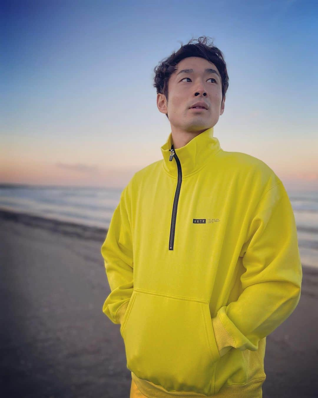 酒井瞳さんのインスタグラム写真 - (酒井瞳Instagram)「兄の誕生日🎂🎉  仕事人間すぎてほんとお洒落とか無頓着な兄なので、私の好きなブランドのお洋服をプレゼントした🎁😆🙌✨  イメージカラーのイエローマン🐝👏笑  ポッケに手入れてあっち向いてって言って何枚も撮ったお洒落風写真で少し満足🤣‼️  本日の兄とのオンライントレーニングはインスタライブでしたいと思います😆✨‼️ 気軽に見てみてください🙏‼️ 質問もあればお応えしますー！(気づけば)笑 １４時から２０分間トレーニング配信しますね🏃‍♀️✨  #誕生日 #birthday #おめでとう #兄」11月17日 0時14分 - s.sakaihitomi