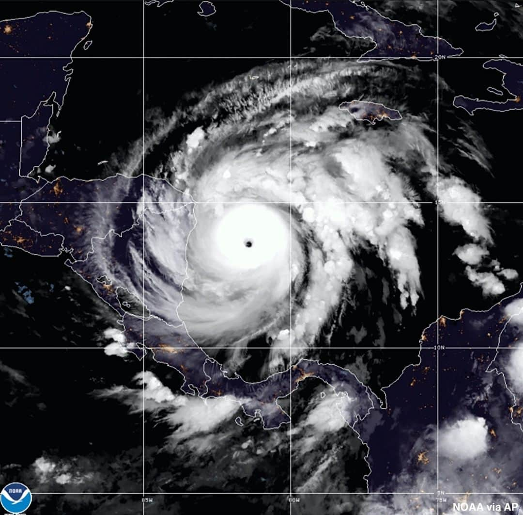 ABC Newsさんのインスタグラム写真 - (ABC NewsInstagram)「STORM WATCH: Hurricane Iota strengthens into a Category 5 hurricane, the first Cat-5 storm of the 2020 Atlantic Hurricane Season.⁠ ⁠ It's set to make landfall in Nicaragua tonight in the same region that was hit over a week ago by deadly floods and mudslides from Hurricane Eta.⁠ ⁠ Full forecast at LINK IN BIO.⁠ ⁠ #hurricaneiota #hurricanes #hurricaneeta #nicaragua #storm #weather」11月17日 0時19分 - abcnews