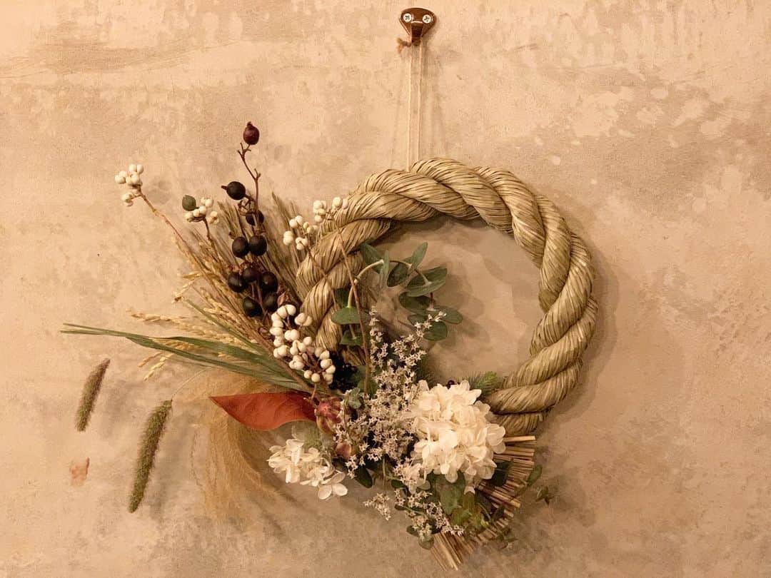 仲美咲のインスタグラム：「初めての#しめ縄作り してきました🌿 . 本当に可愛いお花ばっかりで迷いに迷ってやっと完成👏🏻👏🏻とてもお気に入り❤︎ @marimariamonday さんもとても素敵な方で癒されました🥺 . @shinonatsume  連れて行ってくれてありがとう☺️ . #しめ縄#ドライフラワー」