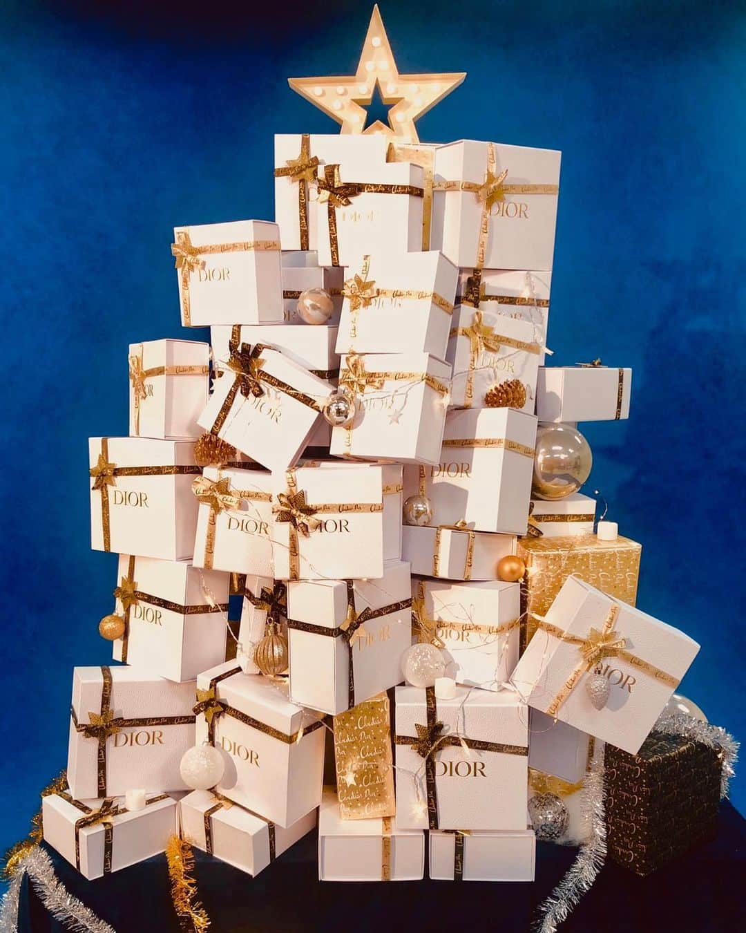 新木優子さんのインスタグラム写真 - (新木優子Instagram)「🎄⭐️💫🌟 クリスマスツリーやプレゼントボックスって見てるだけでワクワクしますよね☺️ 誰かにプレゼントを送りたくなる素敵なギフトボックスツリー☺️♡  @dior  @diorparfums」11月17日 0時30分 - yuuuuukko_