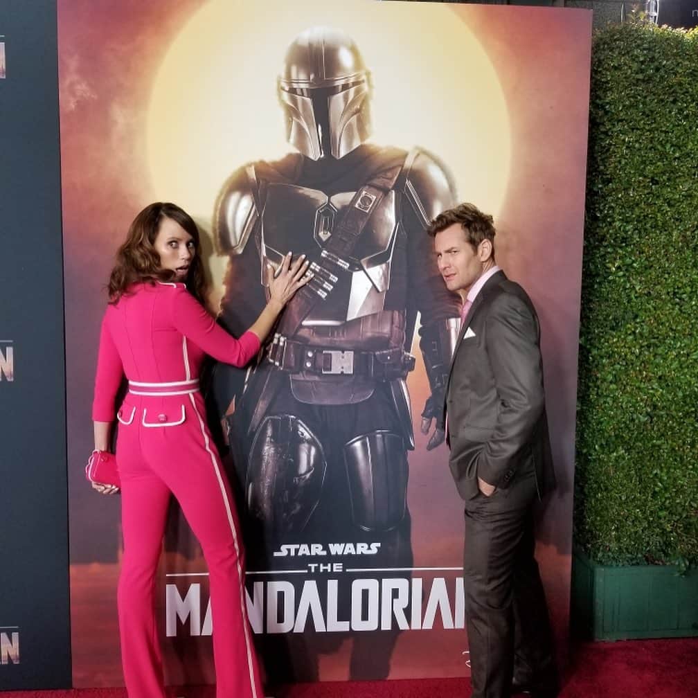 エミリー・スワローのインスタグラム：「How has it been a year since the premiere of #TheMandalorian?  I won’t soon forget the thrill of watching the first three episodes in a theatre full of cast, crew and fans and hooting and hollering together.  I am so giddy to be on this ride and thankful to all you guys for loving on the show so much.  Hope you’re digging season 2! * * * #starwars #redcarpet #premiere #thisistheway #thearmorer #nevermetajumpsuitididntlike」