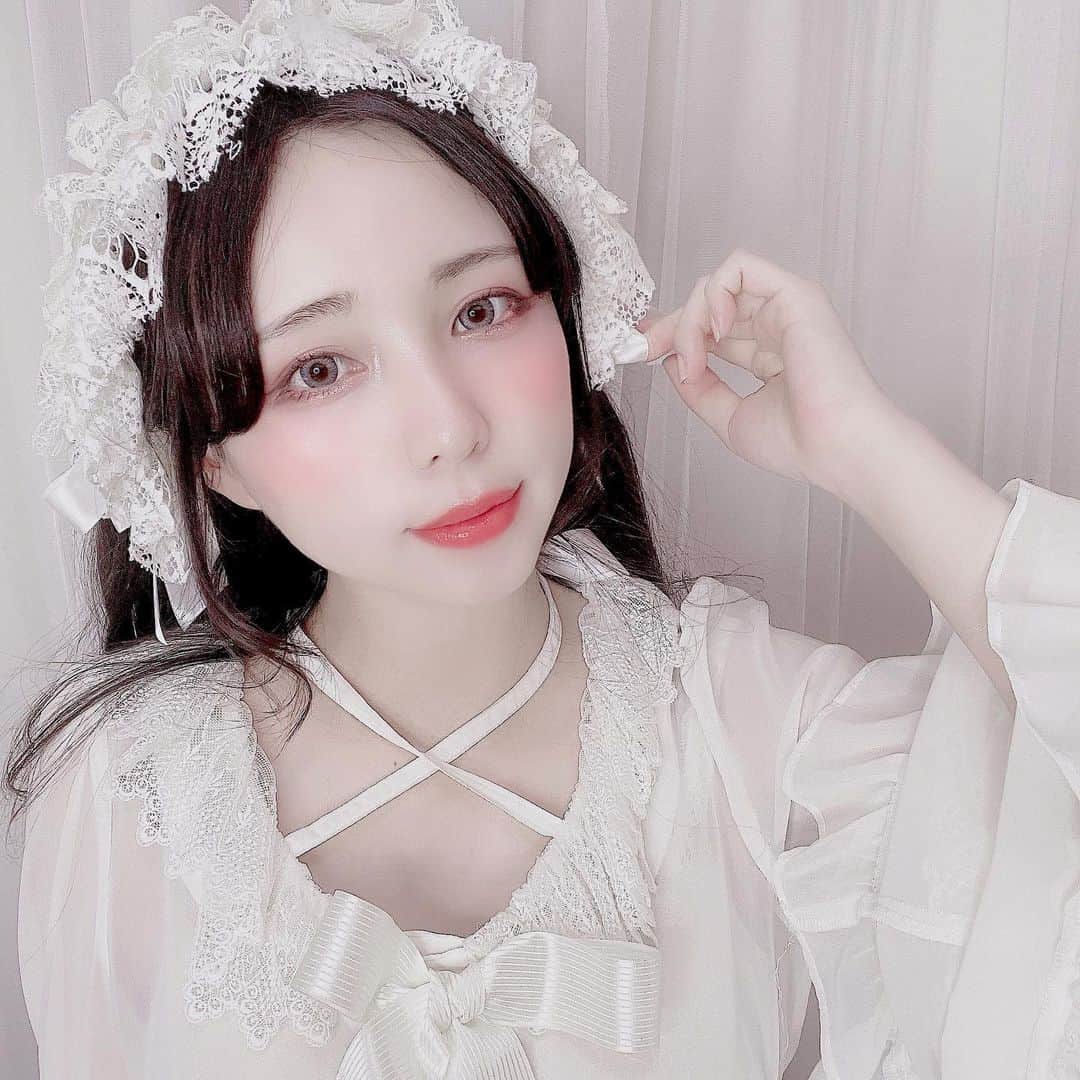 のインスタグラム：「前髪長いのらくちんなんだけど やっぱりぱっつんが ドーリーでかわいいとも思うし うーんどうしよう🤔 と悩んでおります。。。  切るかもしれないから 切る前に写真投稿🤳！」