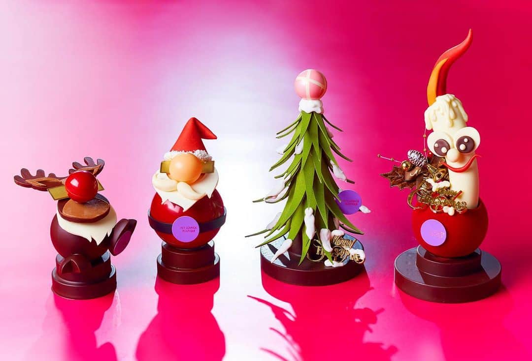 InterContinental Tokyo Bayさんのインスタグラム写真 - (InterContinental Tokyo BayInstagram)「.NYラウンジブティックでは、エグゼクティブシェフパティシエ徳永によるクリスマスショコラを販売中です🎄 . 右から、 キャンドル クリスマスツリー サンタ トナカイ と、クリスマスモチーフを精巧なデザインで表現いたしました🕯🦌🎅 . クリスマスまで飾って鑑賞した後に、召し上がっていただくのがオススメです😊 . 全ての商品にアマンドショコラが付いています✨  クリスマスプレゼントにもぜひどうぞ🎁 . #intercontinentaltokyobay  #intetcontinental  #ホテルインターコンチネンタル東京ベイ  #インターコンチネンタル東京ベイ  #nyラウンジブティック  #nyloungeboutique  #クリスマス　#クリスマスプレゼント  #christmas #クリスマスケーキ #クリスマスショコラ  #ショコラ #チョコレート  #チョコレート細工 #徳永純司  #チョコレートピエスモンテ  #サンタ　#トナカイ  #クリスマスキャンドル  #クリスマスツリー #アマンドショコラ 付き #販売中」11月17日 0時38分 - intercontitokyobay