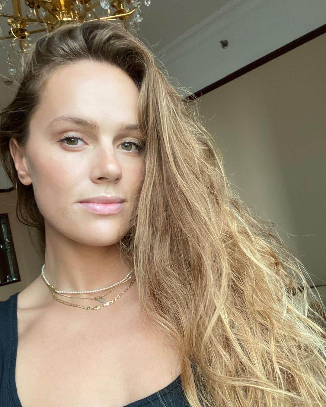 ケルシー・ロビンソンのインスタグラム：「A photo from the first and only day in the last month without volleyball. Unfiltered, no photoshop, feeling my most beautiful with just a swipe of mascara and some blush.  As much as I love photography and an artfully curated feed, social media is often only a highlight reel meant to portray perfect lives, bodies, relationships. etc. Research shows that social media is significantly linked to depression, anxiety, body image issues, and more.  The more we can show our real, unfiltered, and flawed self on social media, the more we can show up as our authentic self in our daily lives.  Ps. No ones perfect, but you are loved. And that’s pretty beautiful.  I’m challenging @toridixon06 @fitandfullbykayla & @madi_kingdon to participate in the #AsSheIs challenge 💕」