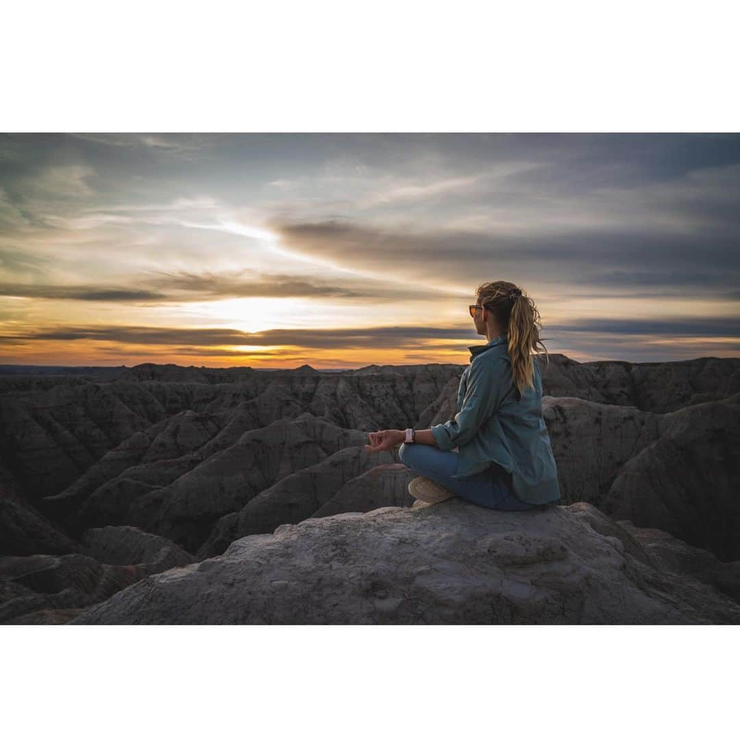 エミリー・デ・レイヴィンさんのインスタグラム写真 - (エミリー・デ・レイヴィンInstagram)「Sending y’all some meditation & motivation this Monday from the magical Badlands! Did a little “impromptu yoga” while I had a (rare) moment to myself, well with Eric & 📷 but no kids! (Don’t worry, we didn’t loose them! BOTH(!!!) napping in the car next to us 😉) Looooving our RV adventures, but it’s challenging finding any “me” moments. So important to make (even a moment!) for self care, especially these days. I’m trying to squeeze some late night or early morning yoga in most days. What are you doing for “me” time if you have limited/no alone time?   📷: @eb.photogeography  #badlands #southdakota #selfcare #metime #yoga #meditation #mindfulness #rvlife #lifeontheroad #mumlife #momlife」11月17日 0時35分 - emiliede_ravin