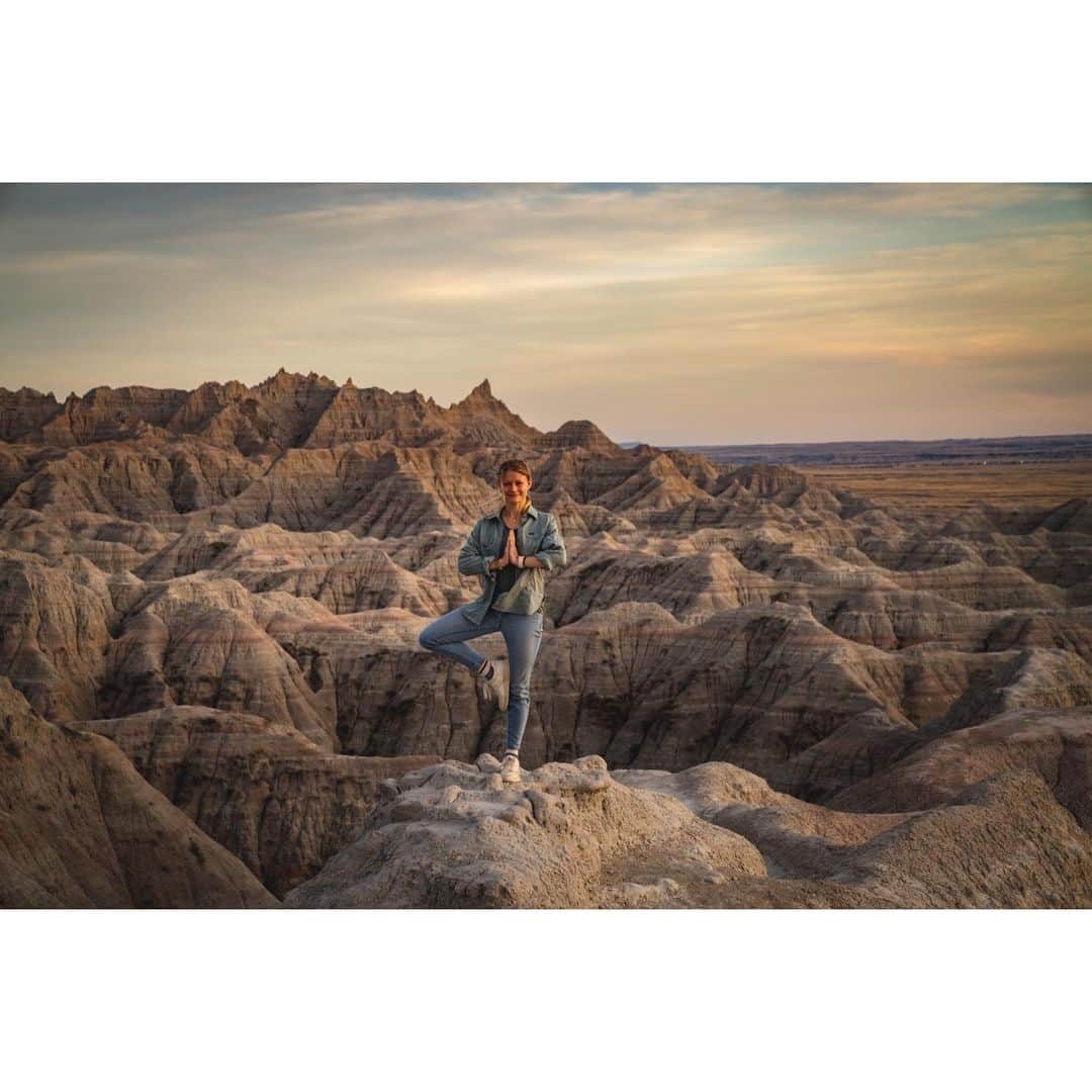 エミリー・デ・レイヴィンさんのインスタグラム写真 - (エミリー・デ・レイヴィンInstagram)「Sending y’all some meditation & motivation this Monday from the magical Badlands! Did a little “impromptu yoga” while I had a (rare) moment to myself, well with Eric & 📷 but no kids! (Don’t worry, we didn’t loose them! BOTH(!!!) napping in the car next to us 😉) Looooving our RV adventures, but it’s challenging finding any “me” moments. So important to make (even a moment!) for self care, especially these days. I’m trying to squeeze some late night or early morning yoga in most days. What are you doing for “me” time if you have limited/no alone time?   📷: @eb.photogeography  #badlands #southdakota #selfcare #metime #yoga #meditation #mindfulness #rvlife #lifeontheroad #mumlife #momlife」11月17日 0時35分 - emiliede_ravin