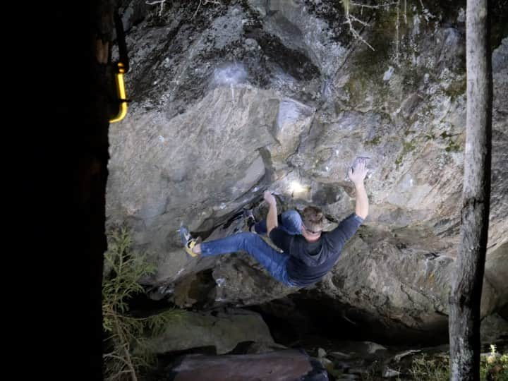 ナーレ・フッカタイバルのインスタグラム：「First ascent of Bipolar Bear 8A+ in Lökkiö. Love this one! The days are getting short in Finland and winter is on its way. Video by @markosiivinen. @blackdiamond @lasportivagram」