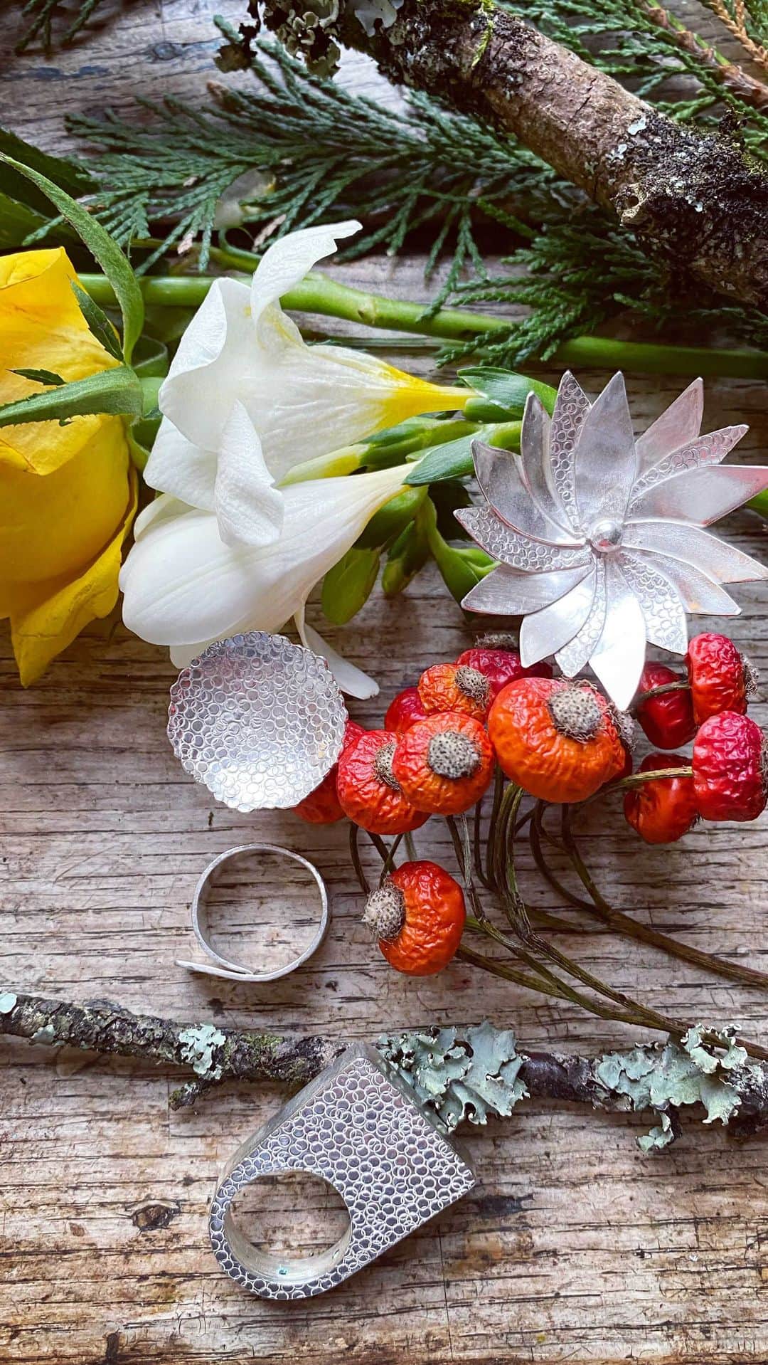 Tea and sittingのインスタグラム：「A really lovely afternoon chat with Thea about how her jewellery is inspired by nature, particularly the snow, ice, sea and flowers. She also shows us some pieces she made during her degree course years ago, and I get to discover what the name of my own ring means in English!  #shopsmall #shopindependent #artistsopenhouses @64sandgate @kittilsen」