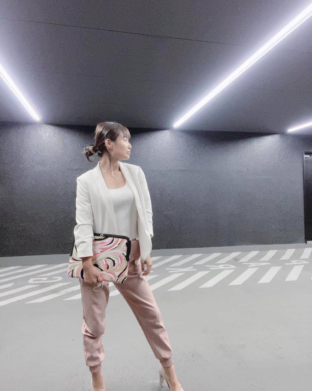 紺谷みえこのインスタグラム：「💗✖️🤍 髪色暗めにしたよーん お洋服はピンクな気分だったよーん (仕事帰りで頭ボサボサですみません)  #todayscode  #birthdaybash  #hm #mithel #MERCURYDUO  #tops #fashion  #photography #model #パロラリエミリオ　#エイチアンドエム　#マーキュリーデュオ  #トップス　#ファッション　#白　#大人コーデ #メイク　#バースデーバッシュ #ミセル」