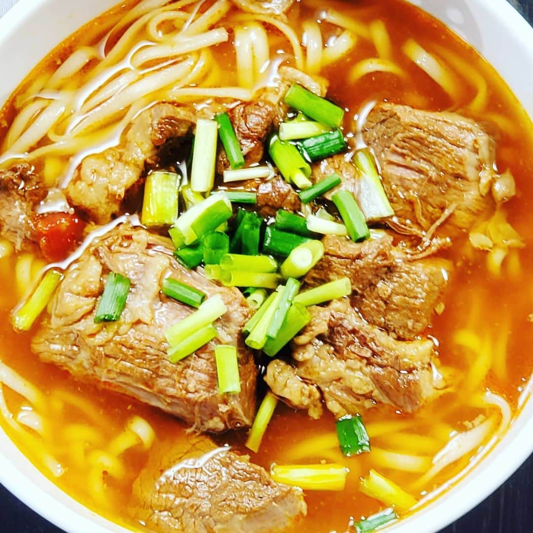 粉川真一さんのインスタグラム写真 - (粉川真一Instagram)「美味しい「台湾牛肉麺(ニューローメン)」を頂いた！ 今日も一日頑張ろう！  #ラーメン #台湾 #牛肉麺 #ニューローメン #わけもん #麺好き」11月17日 0時43分 - mrt.kokawa
