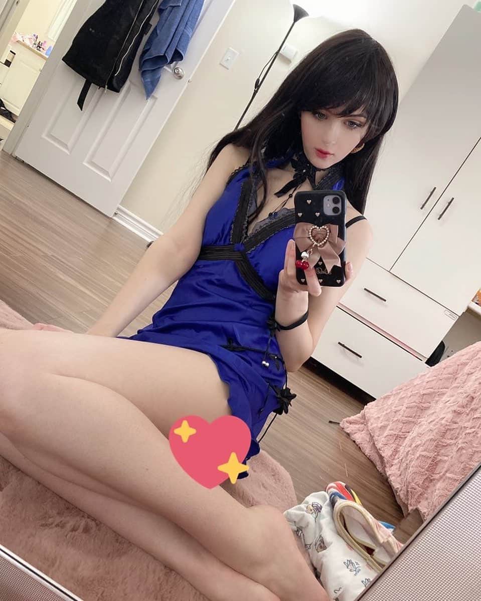 Hirari Ann（ヒラリー アン）のインスタグラム：「I tried my tifa cosplay today. It is way to big.  I had to pin up the back a lot.  I guess it was made in American sizing? Is it just me or are sizes way different then they used to be?」