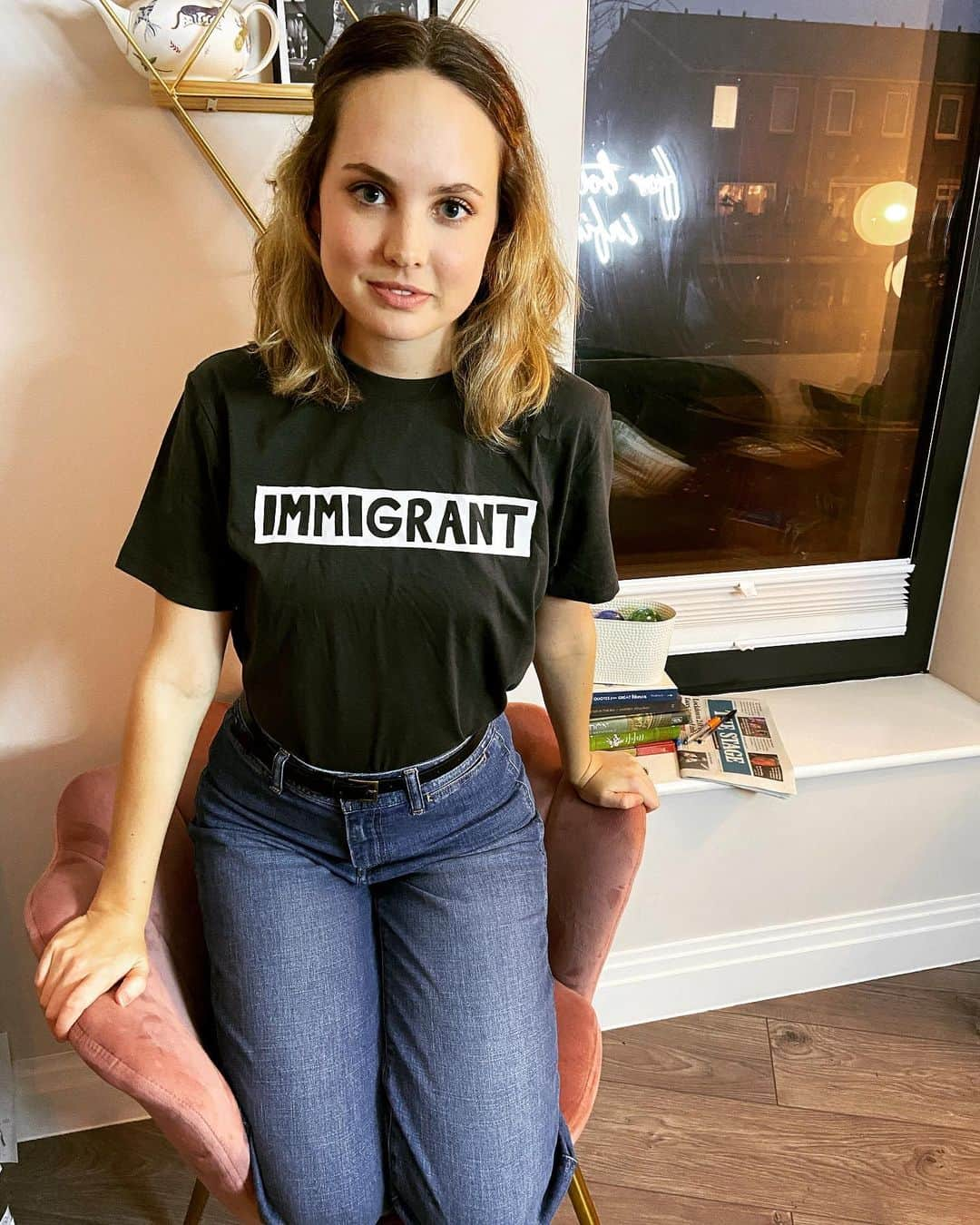 メガン・ジェット・マーティンのインスタグラム：「#immigrant and proud of it! Thanks so much for the t-shirt @soimmigrant. I love the gear and what it stands for! #ethicallyproduced and #ethicallysourced clothing that benefits @refugeeaction. If you’re looking for a holiday gift that gives back - look no further! + they’re v comfy.  #gifted #weareallsoimmigrant #soequal #purchasewithpurpose #shoplocal #shopethical #shoplocaluk」