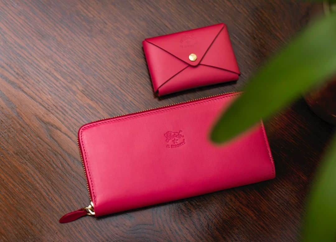 イルビゾンテのインスタグラム：「Large or small? It’s up to you! The FW20 collection allows you to choose from an infinity of small leather accessories. Their contemporary minimalism will make your daily life easy, well organized and incredibly cool. ☆ #ilbisonte #smallleathergoods #wallets」