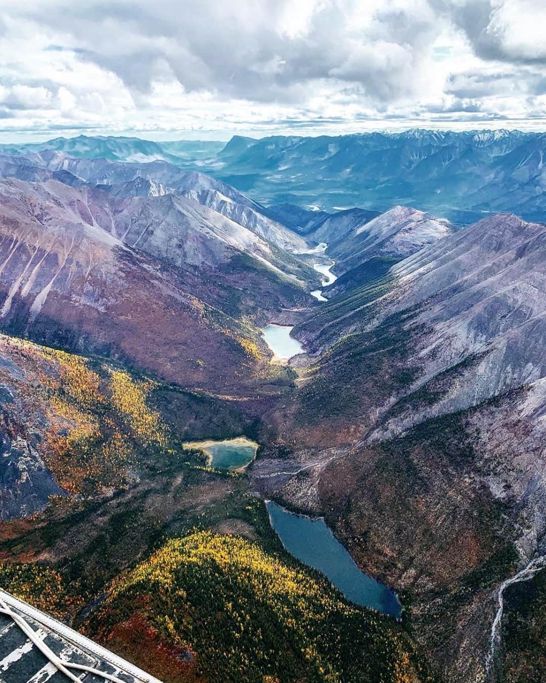 Explore Canadaさんのインスタグラム写真 - (Explore CanadaInstagram)「Incredible shot of the South Nahanni River as it winds through the dramatic mountains of Nahanni National Park, taken last year on a tour with @simpsonair. Hands up if a flight over these beautiful rugged mountains in the Northwest Territories has just been added to your bucket list! ✋ #ExploreCanada⁠ #CanadaNice ⁠ ⁠ *Know before you go! Check the most up-to-date travel restrictions and border closures before planning your trip and if you're travelling in Canada, download the COVID Alert app to your mobile device.*⁠ ⁠ 📷: @stepheeny⁠ 📍: @spectacularnwt @parks.canada⁠ ⁠ #SpectacularNWT #ParksCanada⁠」11月17日 1時02分 - explorecanada