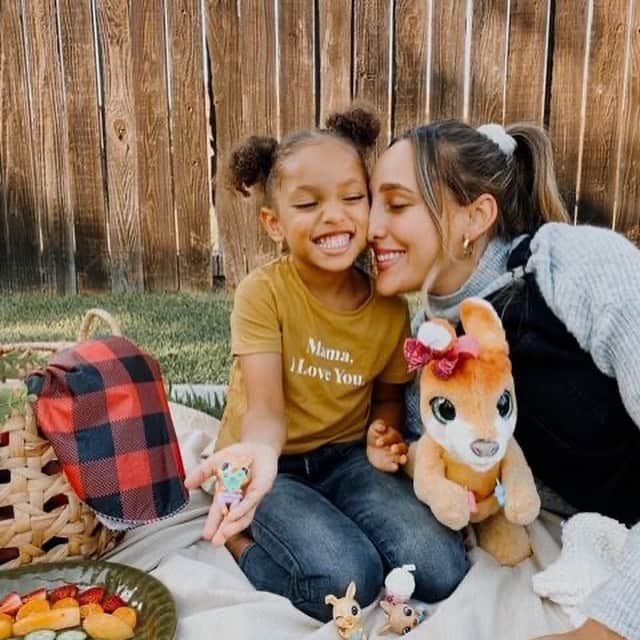Hasbroさんのインスタグラム写真 - (HasbroInstagram)「From play time to mealtime, Mama Josie the Kangaroo makes life an adventure!  Parents, tap to shop.」11月17日 1時03分 - hasbro