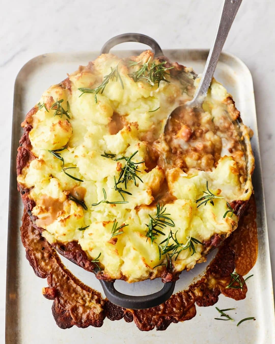 ジェイミー・オリヴァーさんのインスタグラム写真 - (ジェイミー・オリヴァーInstagram)「My veggie allotment cottage pie is super nutritious and comforting. Think of this as another principle recipe and bend and flex to work for you and what you've already got at home. Recipe link in my bio! Have fun with it. #MeatFreeMonday #Veggie」11月17日 1時16分 - jamieoliver