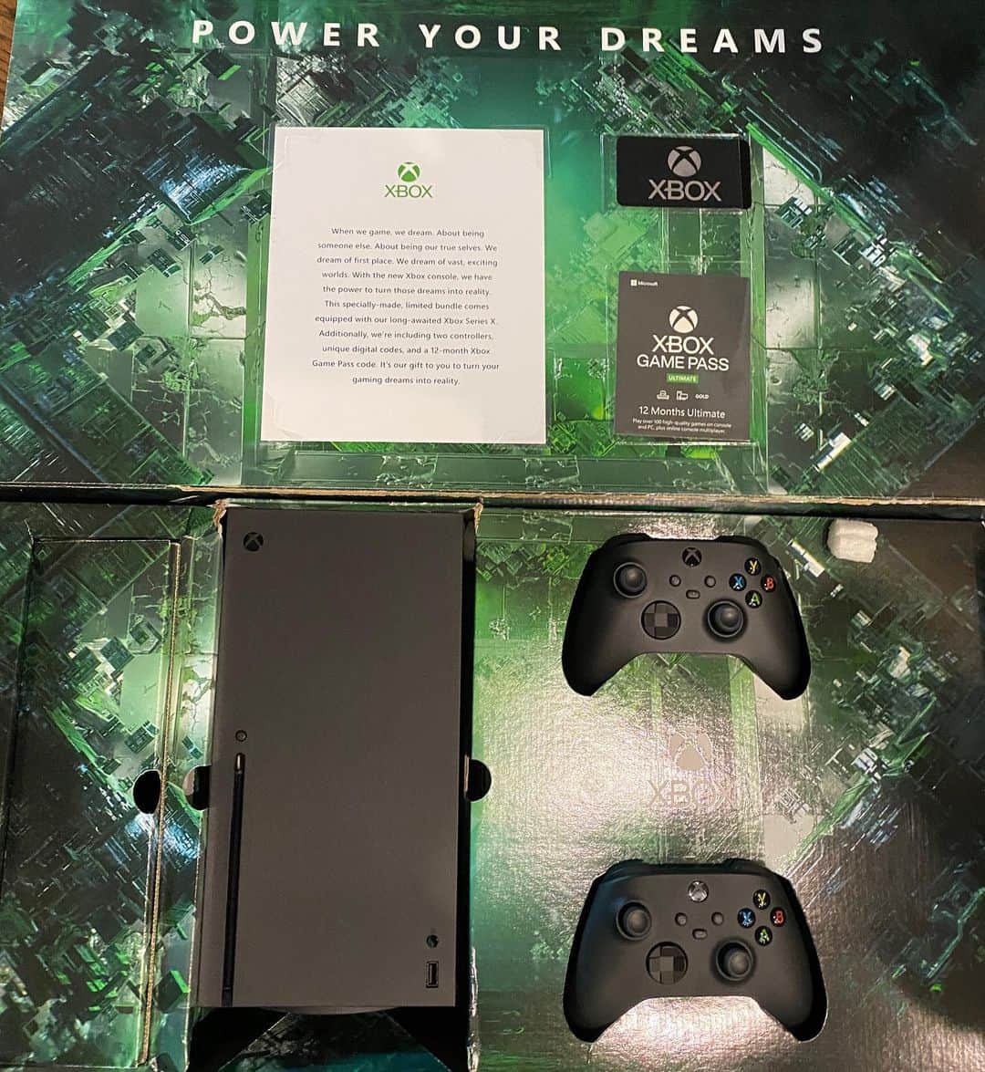 バッバ・ワトソンのインスタグラム：「Off season = time to work on gaming skills!! Got the new @xbox Serious X!  #Gift #XBoxTime」