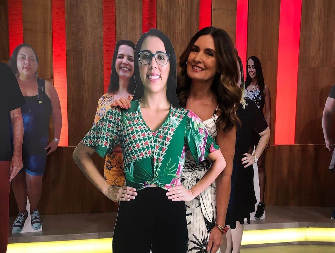 ファチマ・ベルナルデスのインスタグラム：「A nossa plateia mudou. Ainda não podemos receber muitas pessoas no estúdio. Mas a saudade era tanta que encontramos um jeito. Nossos telespectadores estão mandando fotos e a gente amplia em tamanho real. E a cada dia, um deles manda um bom dia pra nós. Quer participar? Vai lá nos stories saber como. Hj além do meu parceiro @curvello_andre, também recebi no estúdio a @anathaismatos pro nosso #encontrocomabola. Boa semana! Bom estar de volta.」