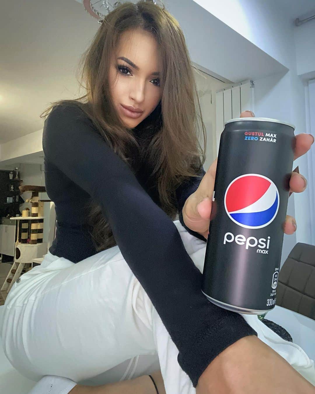 ラリサ・ヨルダケのインスタグラム：「N-aș fi contribuit la echilibrul fizic al atâtor oameni dacă m-aș fi luat după ce job ar fi ”trebuit” să am. Am făcut mereu alegerile pe gustul meu. Acum aleg Pepsi MAX, pentru că mă reprezintă. Încearcă-l și arată tuturor ce cool e să faci alegerile pe gustul tău. ☺️✨  @pepsiromania #alegpepsimax #atitudinezerozahar」