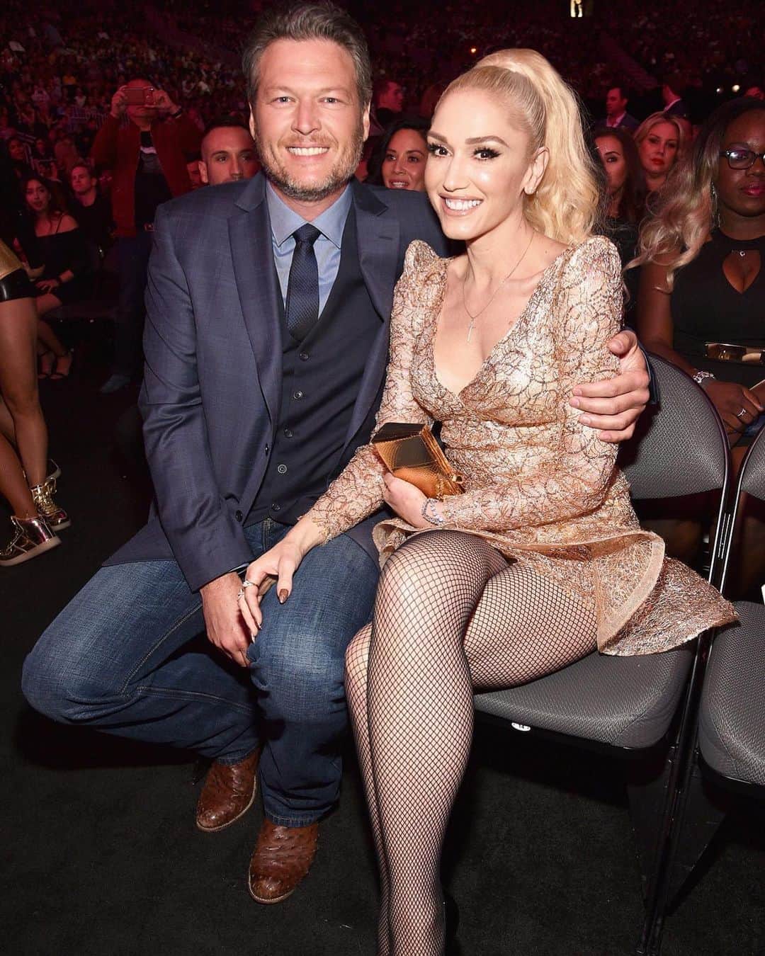 People Magazineさんのインスタグラム写真 - (People MagazineInstagram)「Gwen Stefani is sharing the first glimpse of her diamond engagement ring from fiancé Blake Shelton! 💍 Stefani flashed the gorgeous sparkler from her new fiancé while in the car on the way to the #PCAs. Tap the bio link for a close-up of the large glittering square diamond. 😍 📷: Kevin Mazur/BBMA2017/Getty」11月17日 1時32分 - people