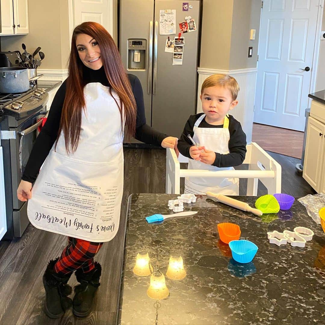 ディーナ・ニコール・コルテーゼのインスタグラム：「Mommy and Me aprons coming soon to @christopherjohnclothing as our holiday exclusive item for all you mommy’s that love to cook or bake with your little ones ( will also include my meatball recipe that many on @christopherjohnclothing have been asking for ) 💙💛 we are also working on and looking forward for our spring collection coming to you in early spring 2021 ❤️ If you haven’t already.. go follow @christopherjohnclothing」