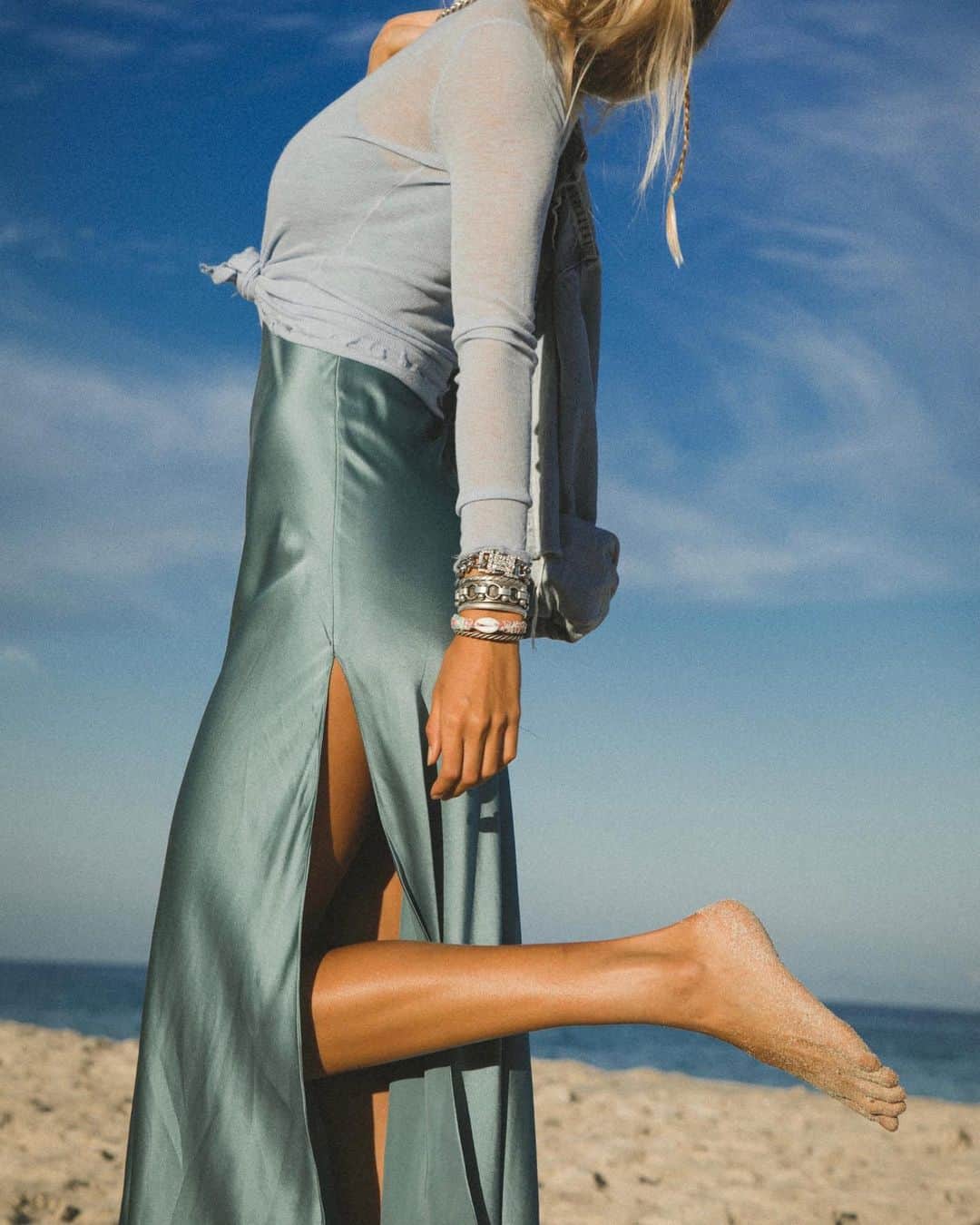 ダニジョーのインスタグラム：「Easy, breezy layers 🌊 @palomafield in the Hazey Blue Turtleneck layered over the Aegean Slip 🐚」